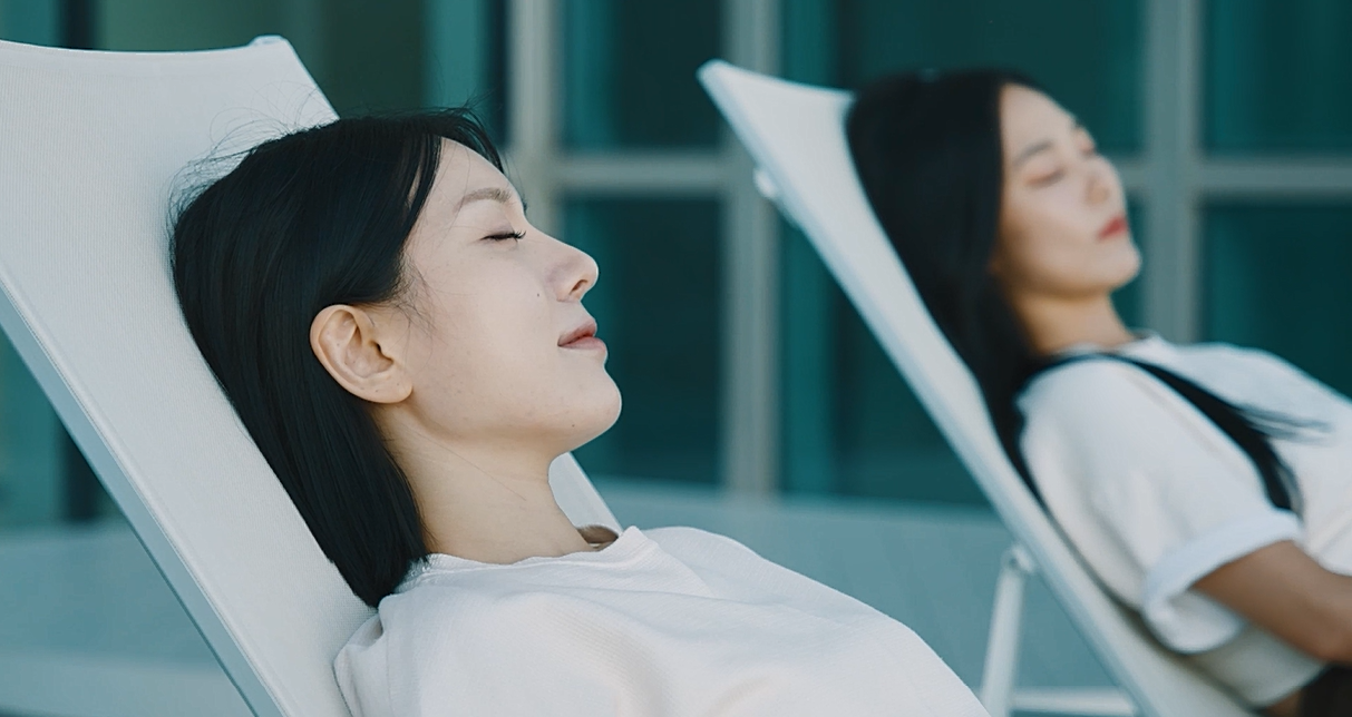 편안하게 누워 온전한 휴식을 즐기는 모습